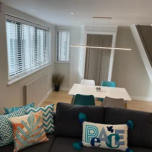 Lovely Modern In The Lanes Apartment