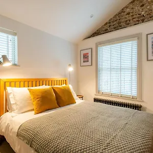 Beautiful, Central, 3 Min Walk From Beach, 2 King Doubles Apartment