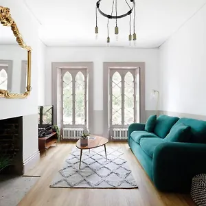 Stunning 2 Bedroom Flat 8min Walk From The Apartment